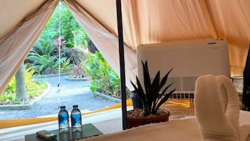 Tenda de campanya prèmium, bany privat, vistes al jardí | Caixa forta a l'habitació, llits addicionals i wifi gratuïta