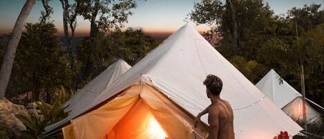 Tält Standard - delat badrum - utsikt mot trädgården | Värdeförvaringsskåp på rummet, extrasängar, gratis wi-fi och sängkläder