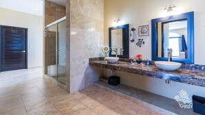 Villa | Lavabo de la salle de bain