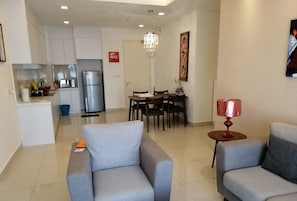 Appartement, 2 chambres | Salle de séjour | TV connectée