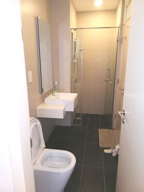 Departamento, 1 habitación | Baño | Regadera, amenidades de baño gratuitas, secadora de cabello, toallas