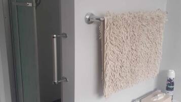 Dusj, hårføner, håndklær og såpe