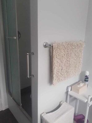 Dusche, Haartrockner, Handtücher, Seife