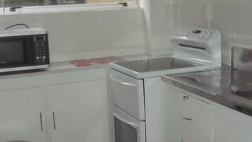 Kjøleskap, mikrobølgeovn, ovn og kokeplater