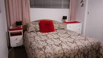 1 soverom, strykejern/-brett, wi-fi (inkludert) og sengetøy