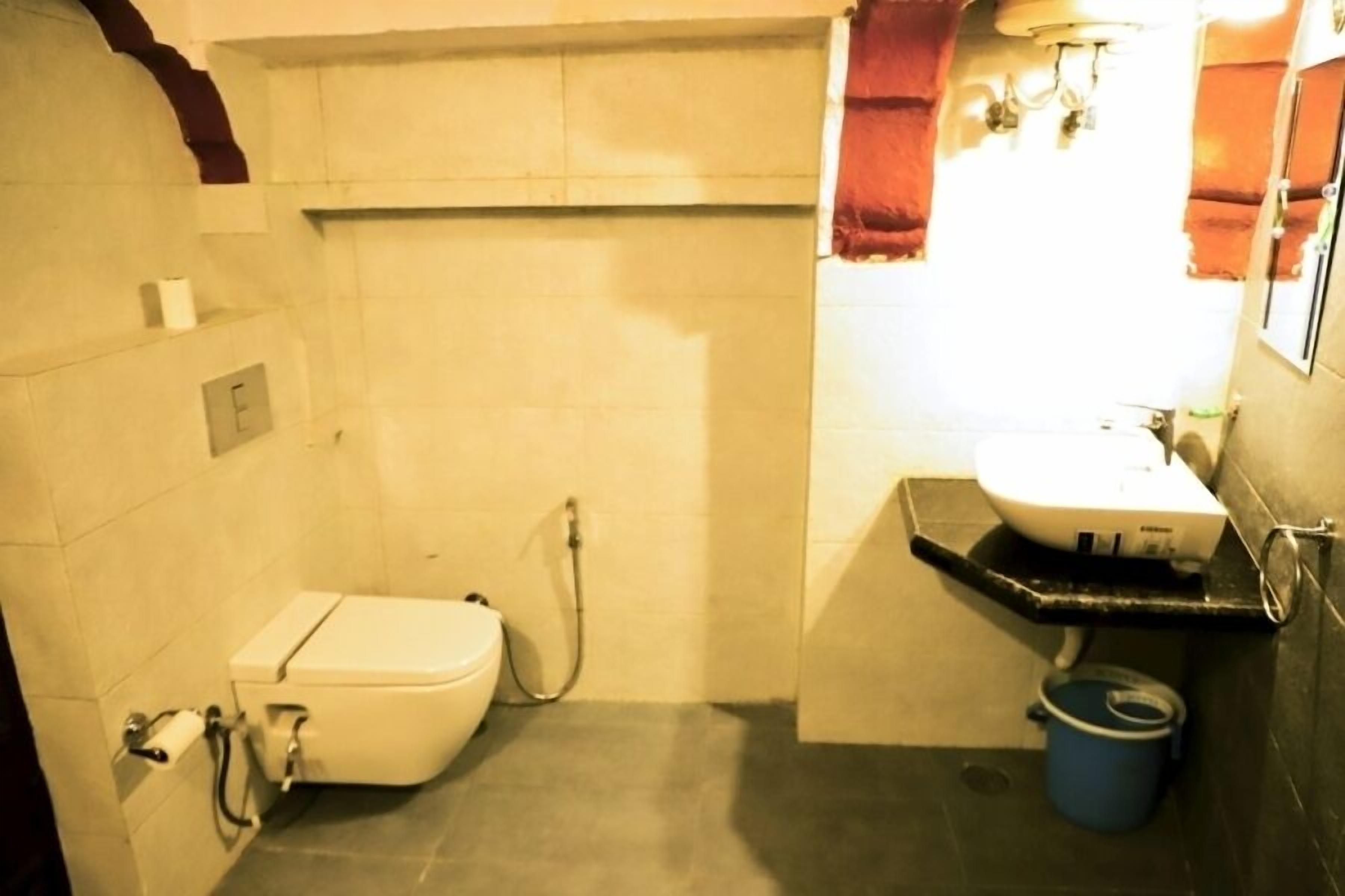 deluxe room, 1 double bed | bathroom | shower, free toiletries, hair dryer, towels