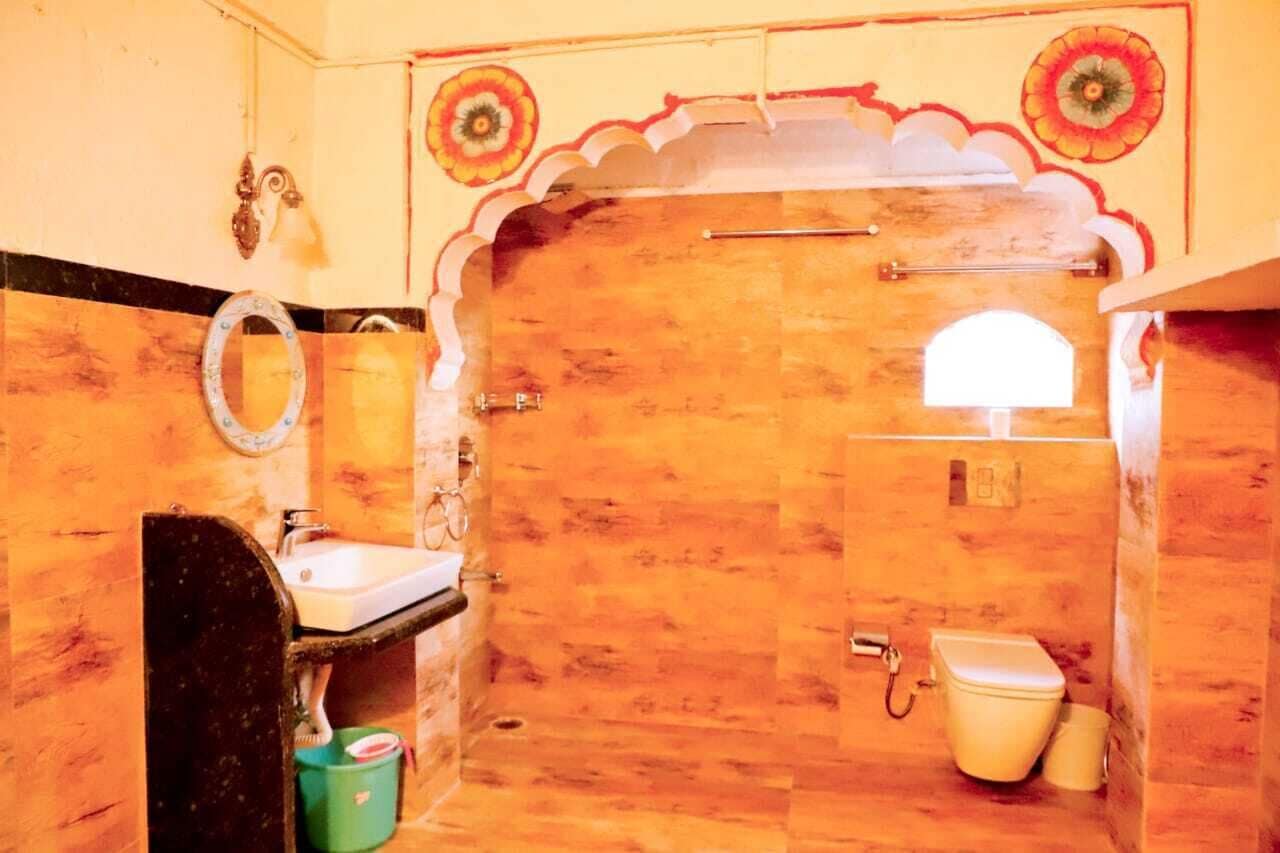 studio suite | bathroom | shower, free toiletries, hair dryer, towels