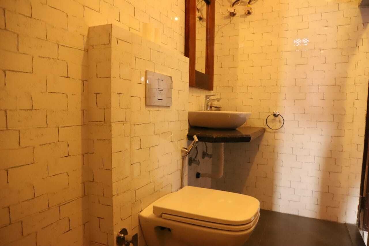 deluxe room, 1 double bed | bathroom | shower, free toiletries, hair dryer, towels