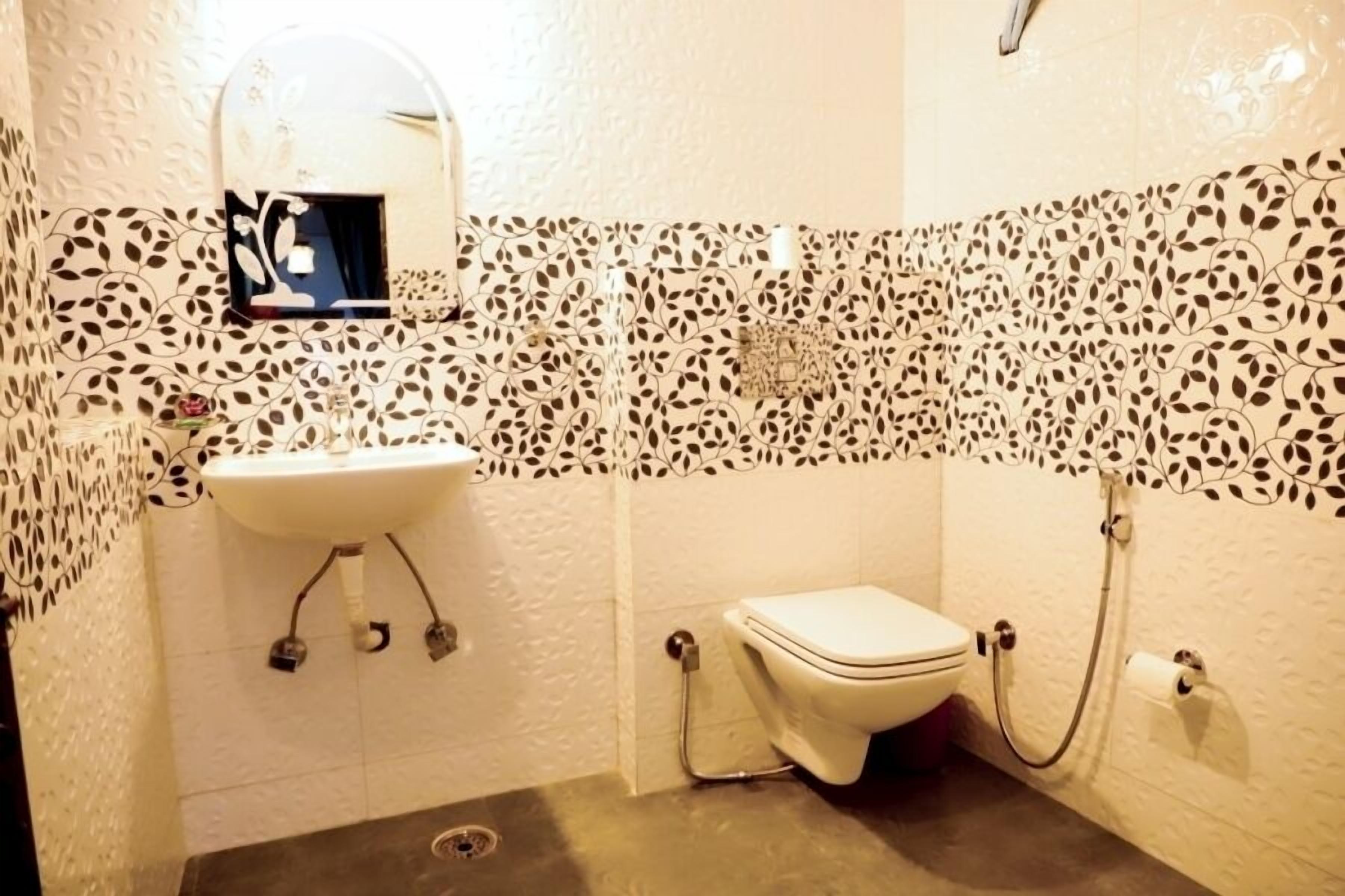 standard room | bathroom | shower, free toiletries, hair dryer, towels