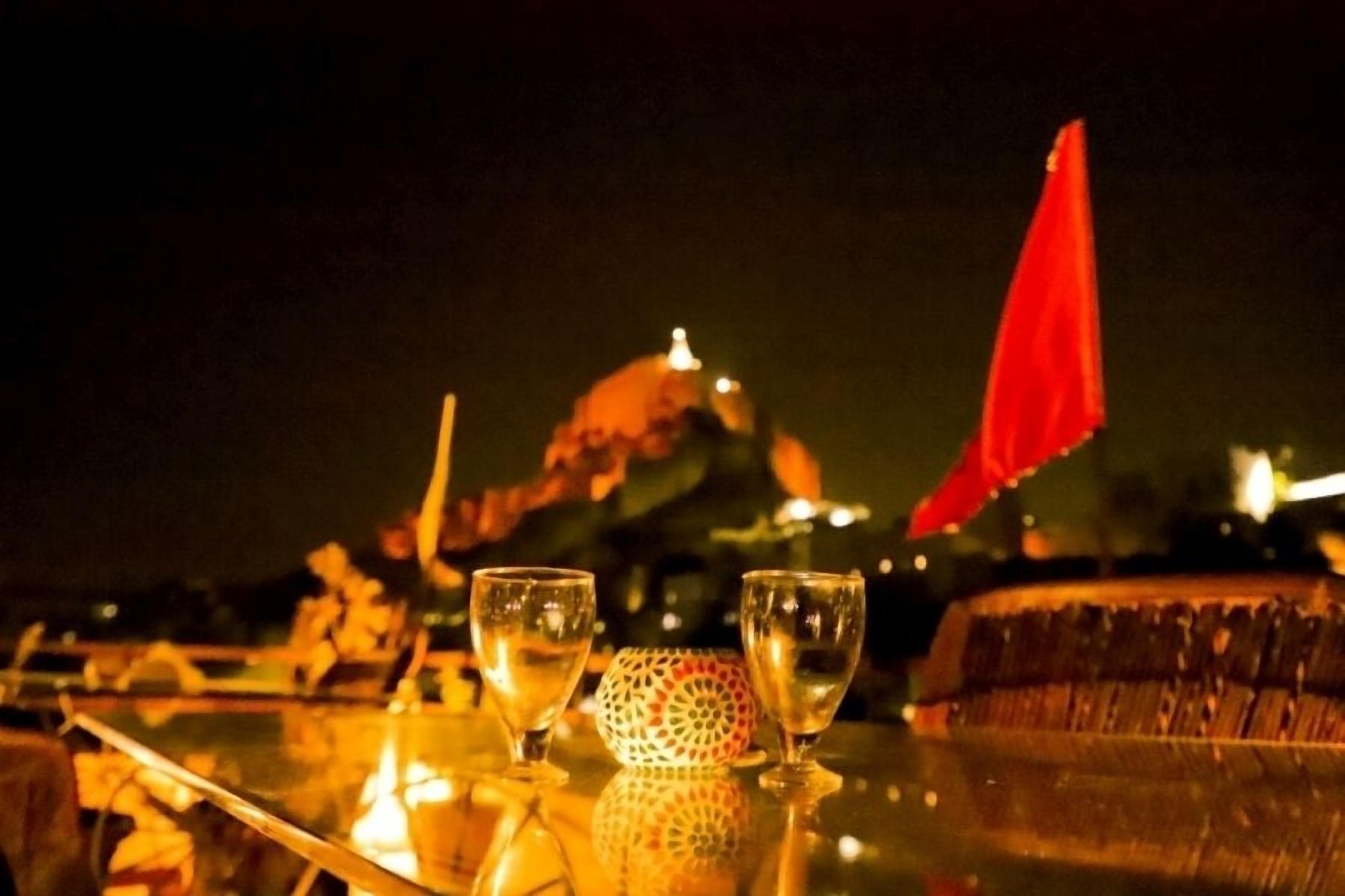 2 restaurants, international cuisine