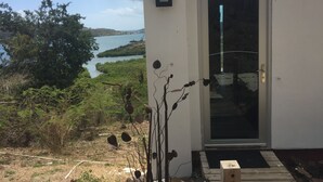 Ein Gebäude mit Glastür und Blick auf ein Gewässer.