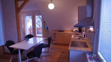 Apartment | Eigene KĂŒche | KĂŒhlschrank, Herdplatte, Wasserkocher mit Kaffee-/Teezubehör