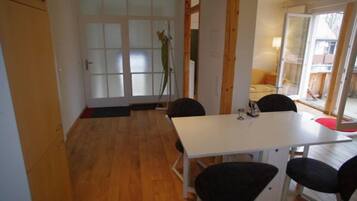 Apartment | Essbereich im Zimmer