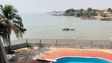 Piscine extérieure, parasols de plage