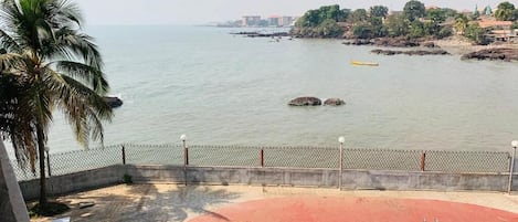 Piscine extérieure, parasols de plage