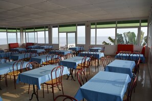 供應午餐和晚餐,國際料理