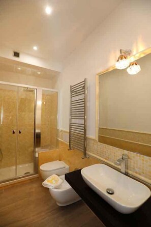 Family Triple Room | Bathroom | Shower, free toiletries, hair dryer, bidet - Relais Ohana (Vico Equense)