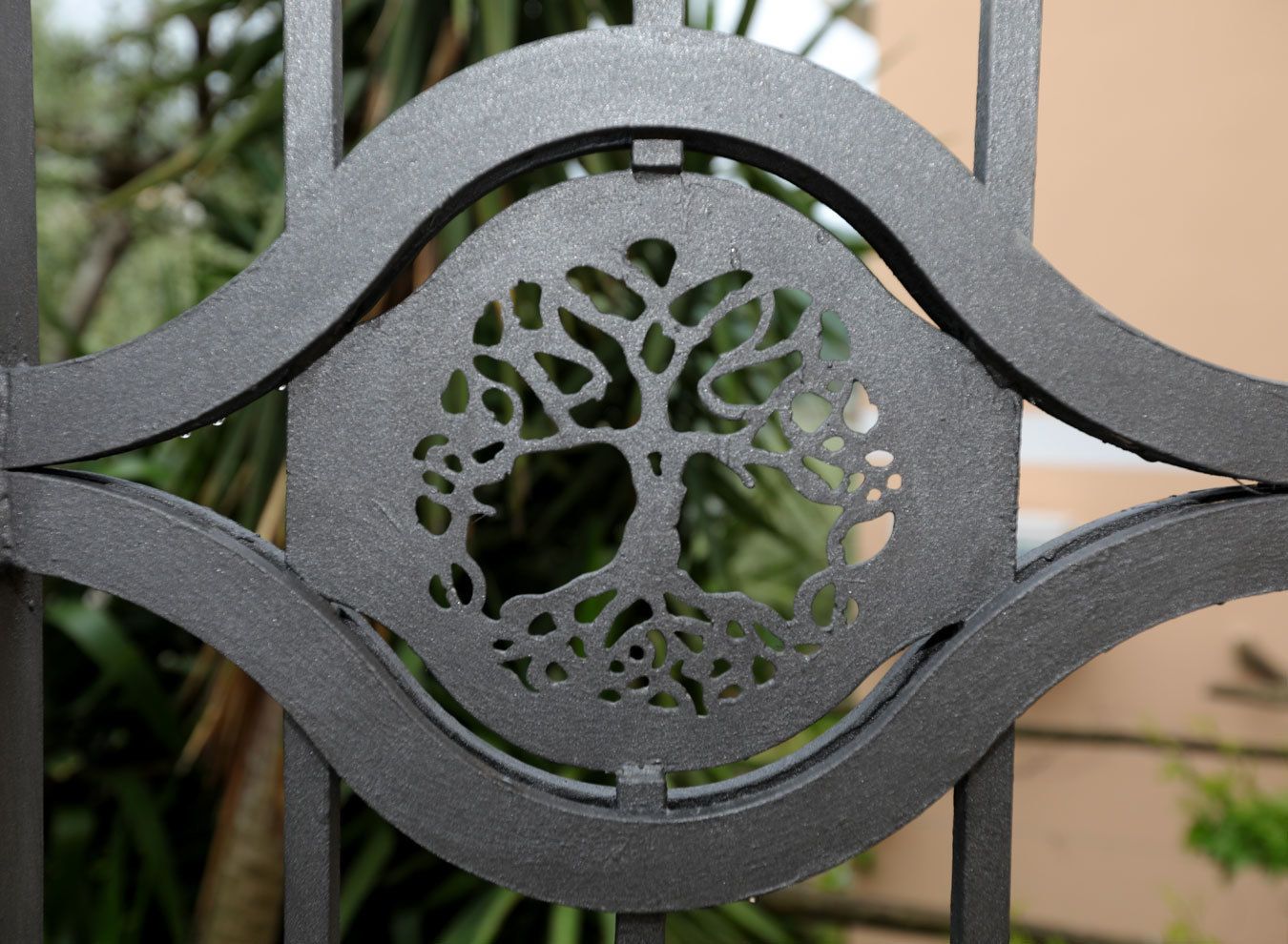 Una reja de metal con diseño de árbol.