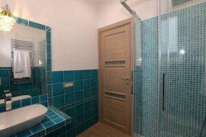 Standard Double Room | Bathroom | Shower, free toiletries, hair dryer, bidet - Relais Ohana (Vico Equense)