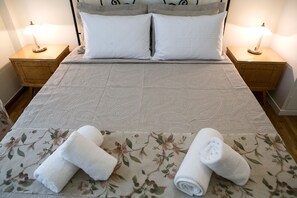 City Apartment, 1 Queen Bed with Sofa bed, Balcony, City View | 1 bedroom, individually decorated, individually furnished, desk - Best House Larisis Metro Athens (Athens)