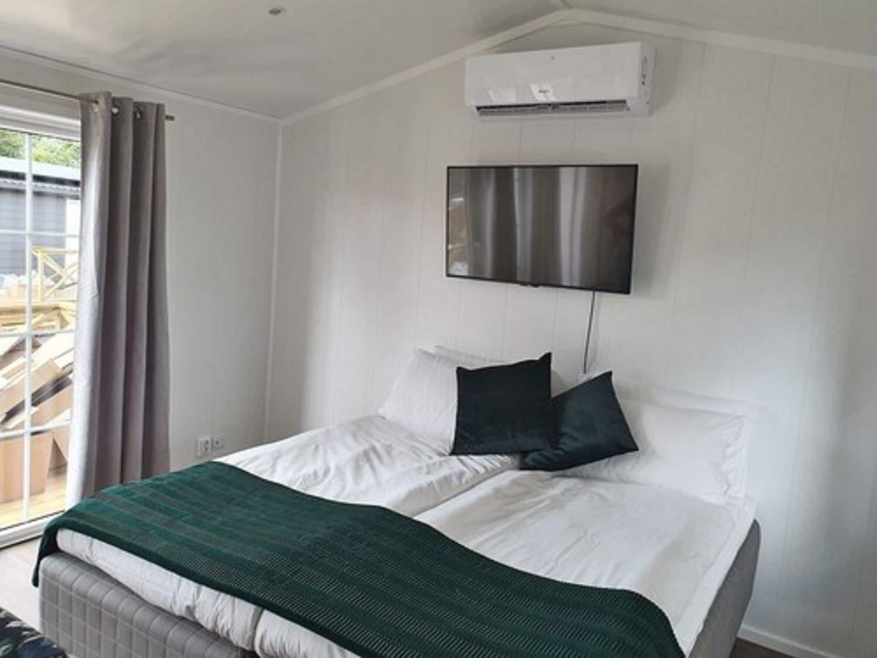 twin room | desk, laptop workspace, iron/ironing board, bed sheets