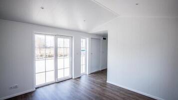 Familjerum | Skrivbord, arbetsyta för laptop, strykjÀrn/strykbrÀda och sÀngklÀder