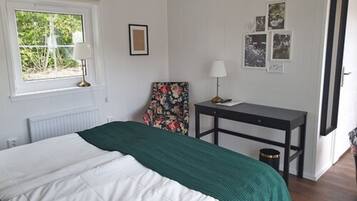 Una scrivania, postazione laptop, ferro/asse da stiro, lenzuola