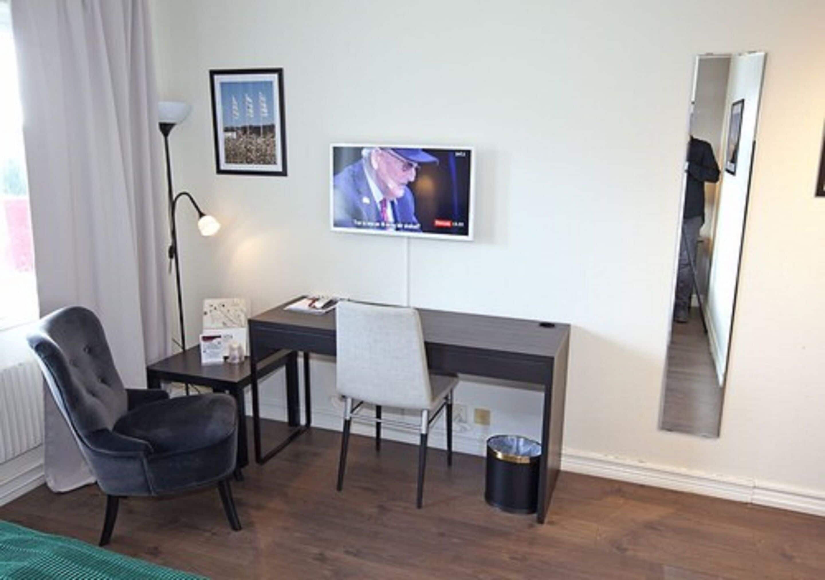 twin room | television