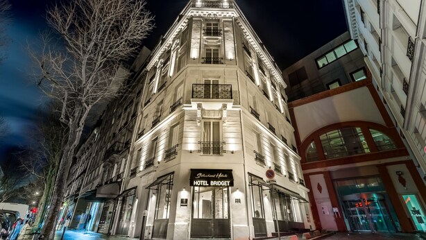 A hotel named "Hotel Bridget" with a classic architectural style, featuring a prominent entrance and a balcony with railings. - Hotel Bridget (Paris)