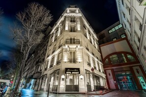A hotel named "Hotel Bridget" with a classic architectural style, featuring a prominent entrance and a balcony with railings. - Hotel Bridget (Paris)