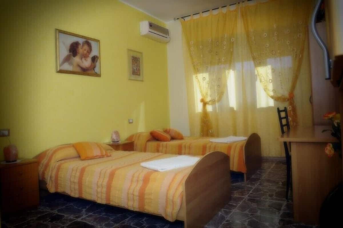 Twin Room | Desk, soundproofing, cribs (free), WiFi (free)