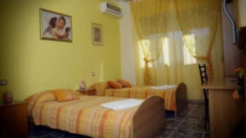 Twin Room | Desk, soundproofing, free cribs/infant beds, free WiFi