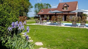 A house with a swimming pool, lounge chairs, and a garden with flowers. - L'Orée du Bois Bourgogne - Adults Only (Saint-Nicolas-lès-Cîteaux)