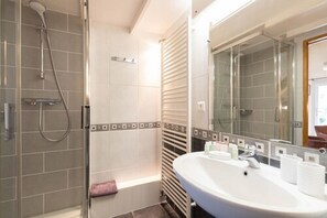 Superior Twin Room (Grands Echezeaux) | Bathroom | Shower, designer toiletries, hair dryer, towels