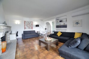 Living area - Athens Glyfada Riviera Apartment (Glyfada)