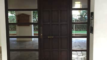 Pintu masuk properti