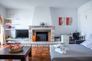 Apartamento luxo, 3 quartos | Área de estar | TV de tela plana