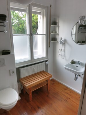 Family Apartment, 1 Bedroom, Garden View, Ground Floor | Bathroom - Lakeside City House (Nuremberg)