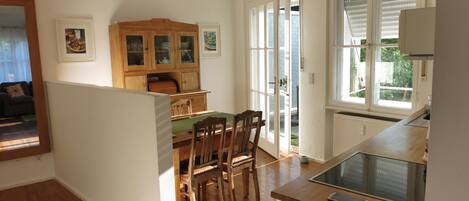 Apartamento familiar, 1 habitación, vistas al jardín, planta baja | Servicio de comidas en la habitación