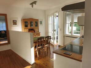 Appartement Familial, 1 chambre, vue jardin, rez-de-chaussée | Restauration dans la chambre