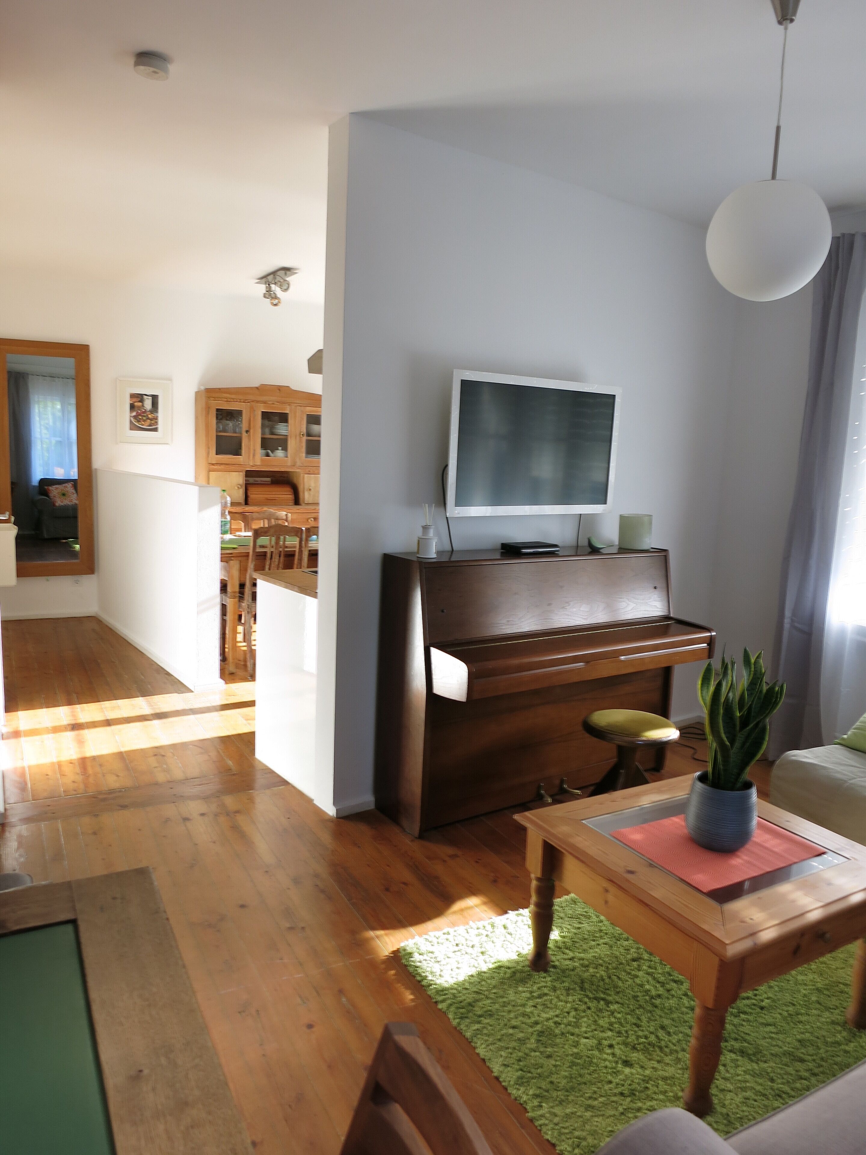 Familienapartment, 1 Schlafzimmer, Gartenblick, Erdgeschoss | Wohnbereich | Flachbildfernseher