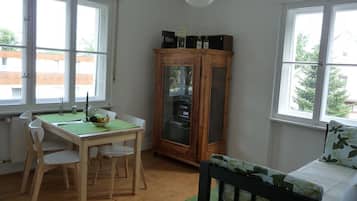 Familienapartment, 1 Schlafzimmer, Gartenblick (Obergeschoss) | Essbereich im Zimmer