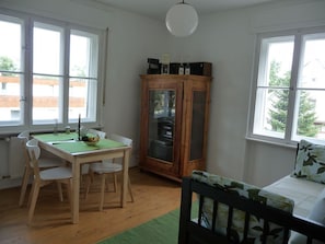 Family Apartment, 1 Bedroom, Garden View (Obergeschoss) | In-room dining - Lakeside City House (Nuremberg)
