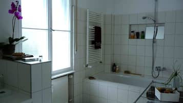 Familienapartment, 1 Schlafzimmer, Gartenblick (Obergeschoss) | Badezimmer | Duschwanne, Haartrockner, Handtücher, Seife