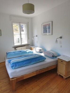 Family Apartment, 1 Bedroom, Garden View (Obergeschoss) | In-room safe, desk, laptop workspace, blackout drapes - Lakeside City House (Nuremberg)