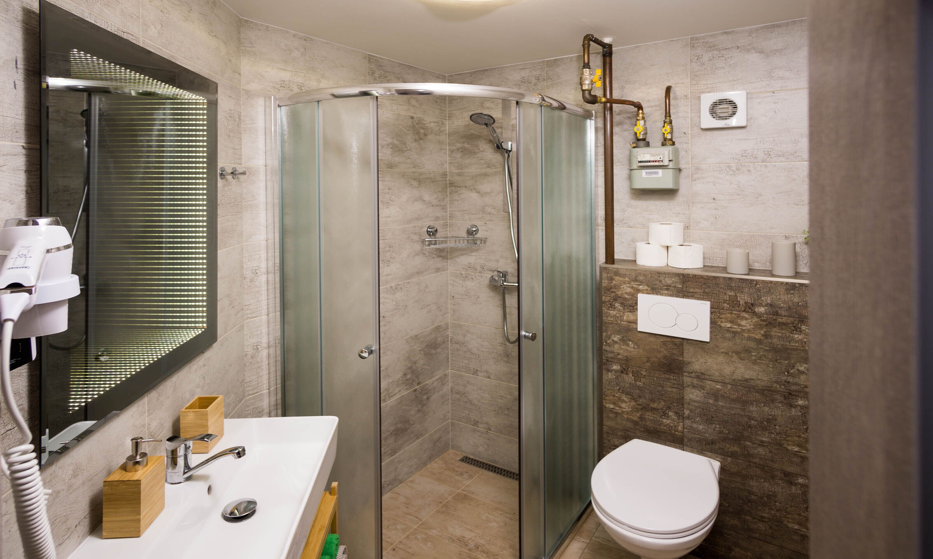 Estudio clásico, vistas al jardín | Baño | Ducha, artículos de higiene personal gratuitos y secador de pelo