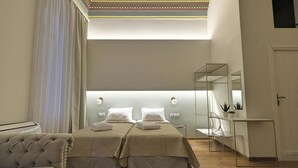 Un dormitorio moderno con dos camas, un escritorio y una silla.