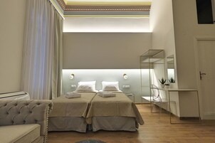 Un dormitorio moderno con dos camas, un escritorio y una silla.