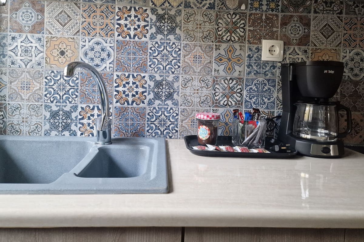 city apartment, 1 bedroom | private kitchen | fridge, stovetop, coffee/tea maker, cookware/dishes/utensils