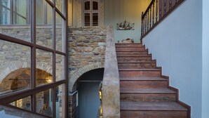 Una escalera de piedra con escalones y barandilla de madera.